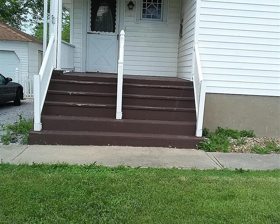 2nd image of 607 W Deck St