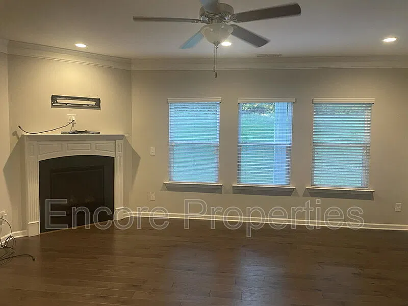 4 bed, 2.5 bath, 2600 sqft, $2,350 — Photo 3
