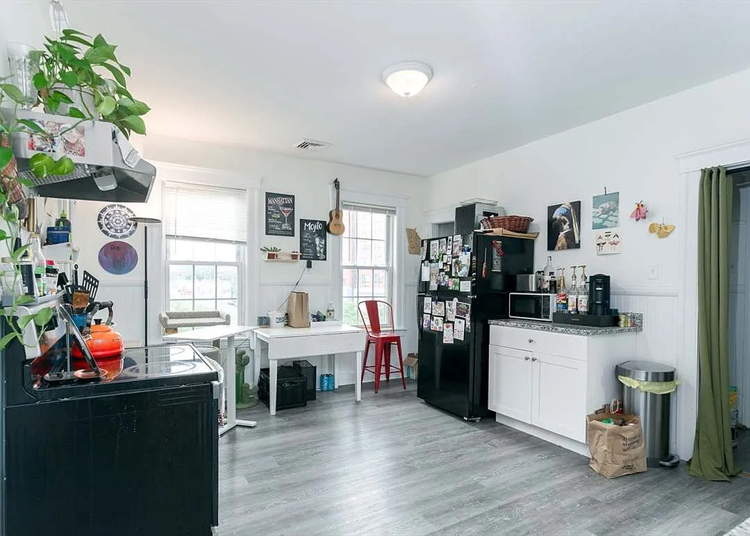 3 bed, 1125 sqft, $2,100 — Photo 2