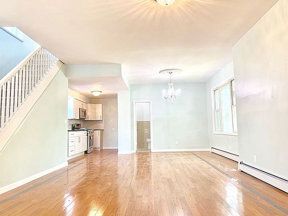 3rd image of 10902 167th St