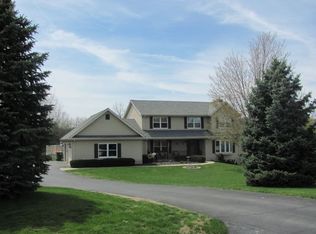 S77W29935 Crossgate Dr, Mukwonago, WI 53149