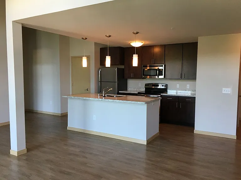 902 Drake St — Photo 113