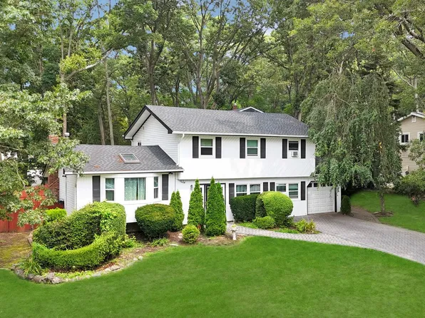 1 Barrington Drive, Wheatley Heights, NY 11798