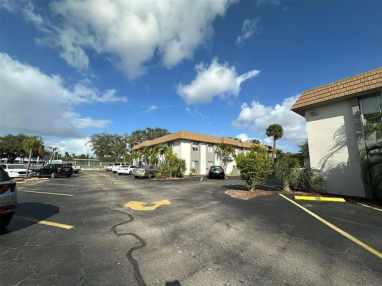 1840 Maravilla Ave #110 — Photo 31