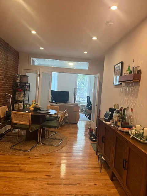 242 5th Avenue — Photo 3