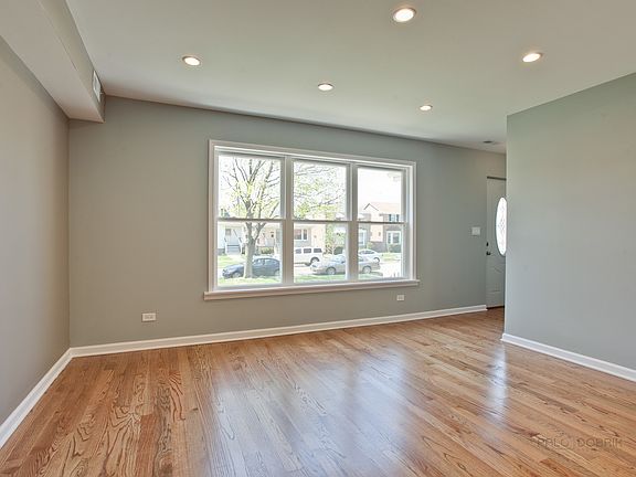 4th image of 3641 N Pontiac Ave #105