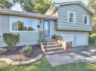 511 NW Woodbine Ave, Lees Summit, MO 64063