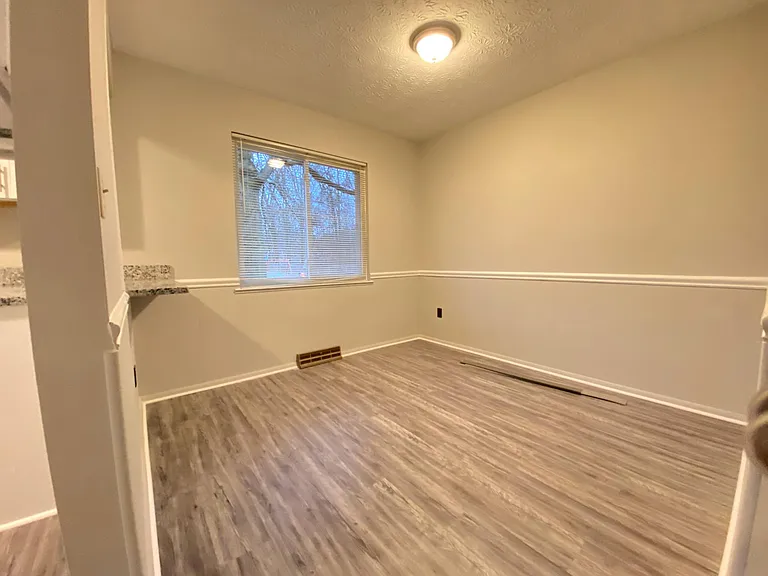 2112 Maplewood Rd — Photo 2