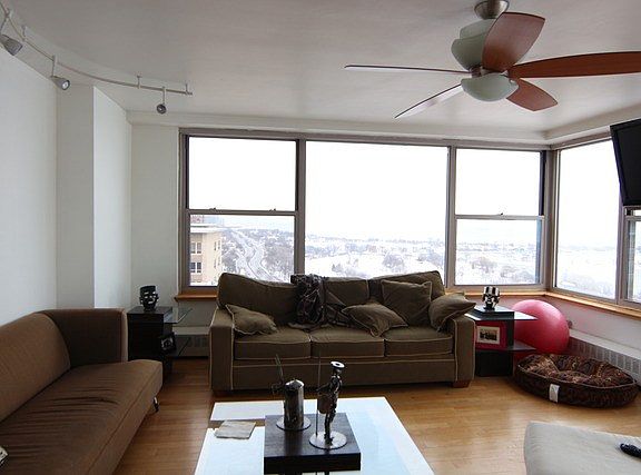 3rd image of 3900 N Lake Shore Dr APT 25K