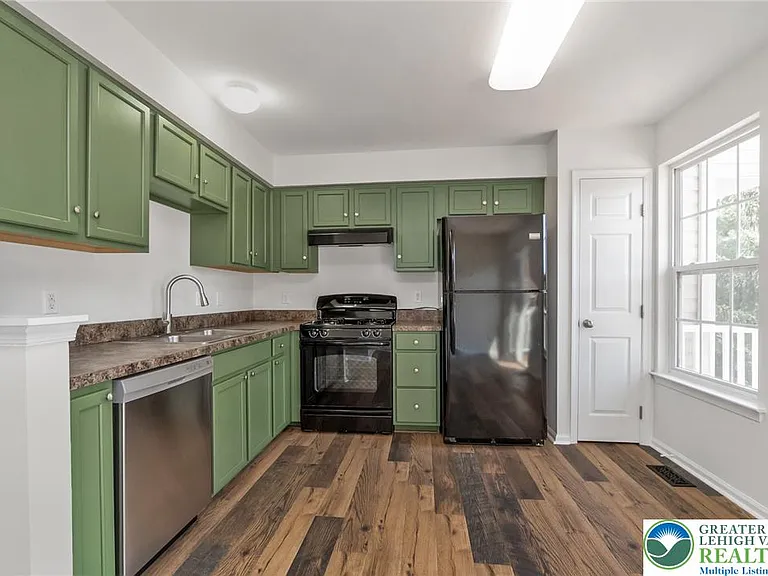 1096 Sparrow Way — Photo 17
