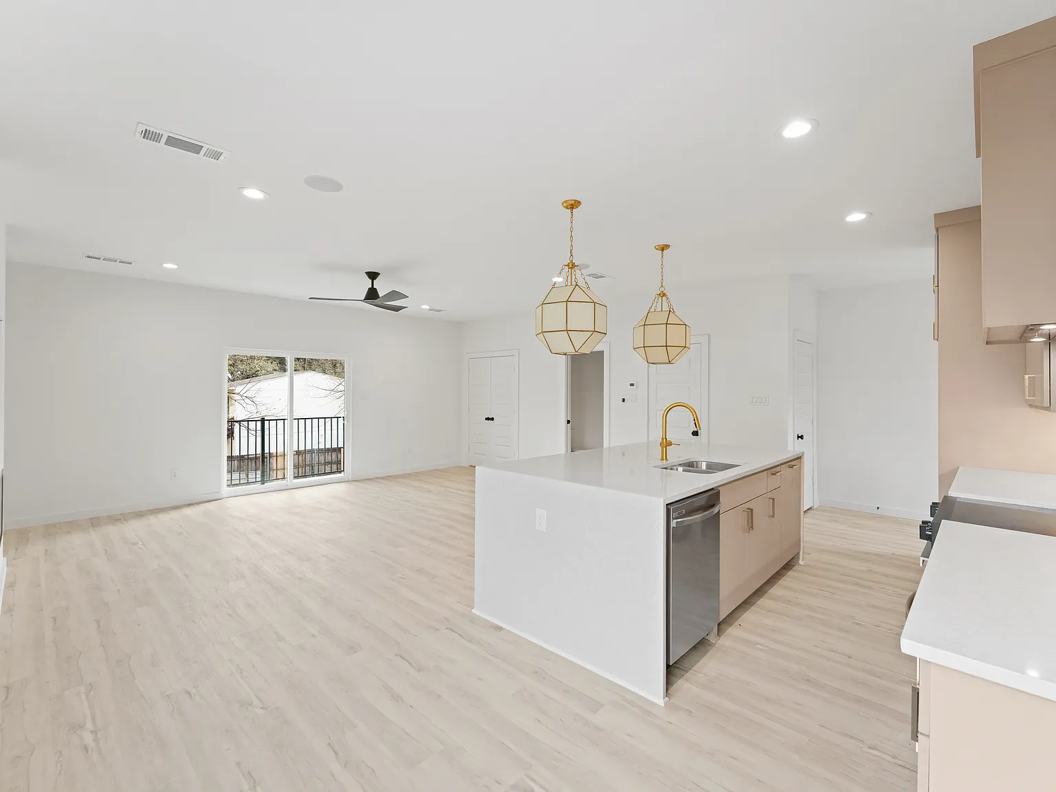 3 bed, 2.5 bath, 1800 sqft, $3,295 — Photo 4