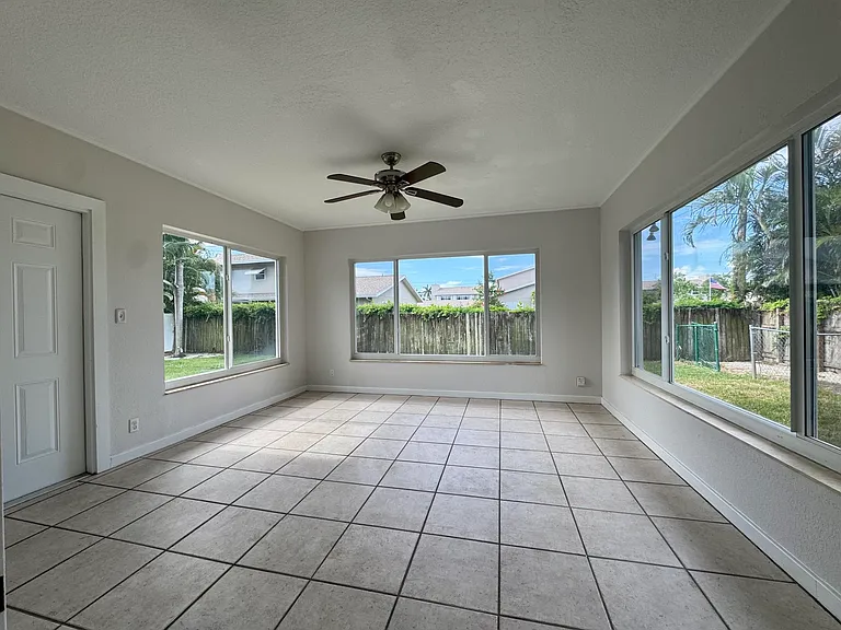 924 SE 8th Ct — Photo 5