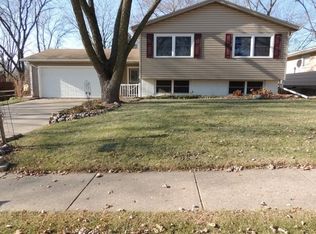 4620 Candlelight Dr, Davenport, IA 52806