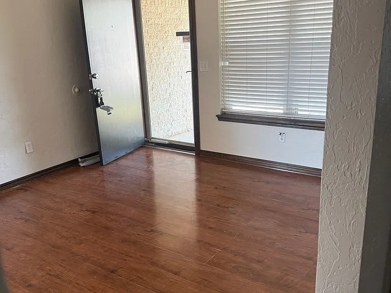 1082 Castlebury Mansion — Photo 4
