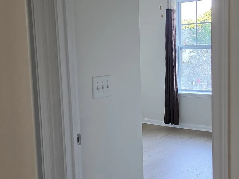 TO 2ND BEDROOM