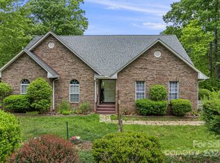 29 Woodsey Ln, Swannanoa, NC 28778