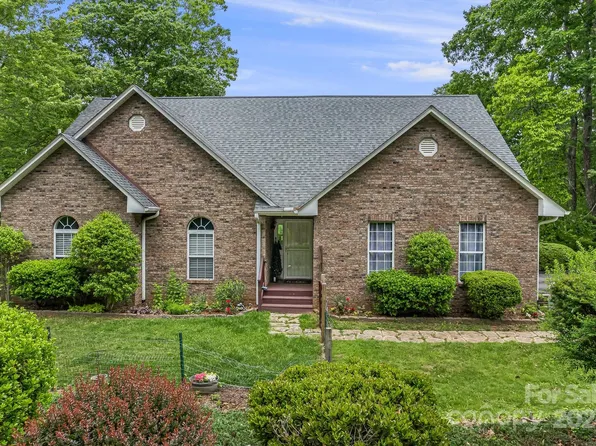 29 Woodsey Ln, Swannanoa, NC 28778