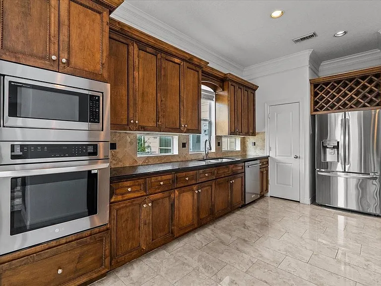 6118 Tyne St — Photo 10
