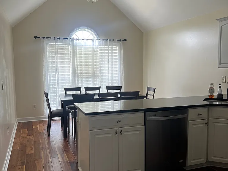 122 Erica Dr — Photo 2