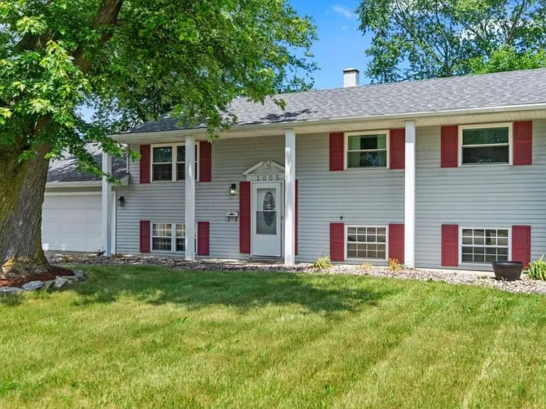 1005 E Washington Center Rd — Photo 1