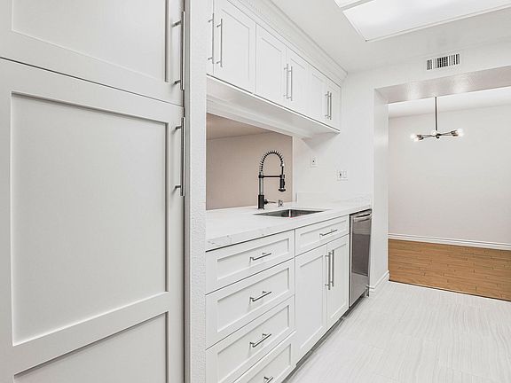3rd image of 600 W 9th St APT 214