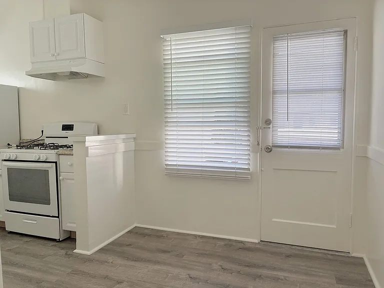 215 W Lomita Ave — Photo 8