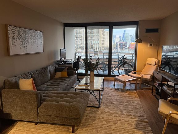 4th image of 1713 N Clark St #6