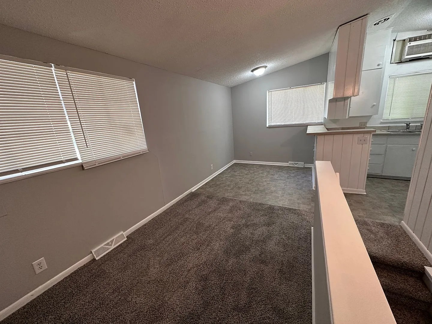 830 N Pershing Ave — Photo 2
