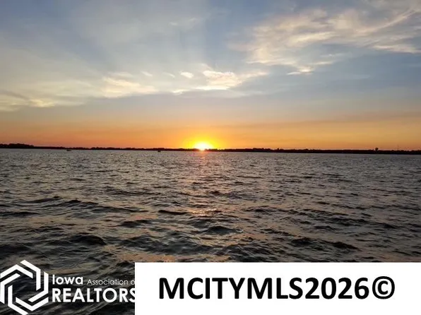 2219 S Lakeview Dr, Clear Lake, IA 50428