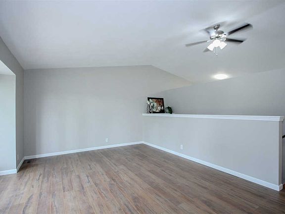 5th image of 110 W Waitt St