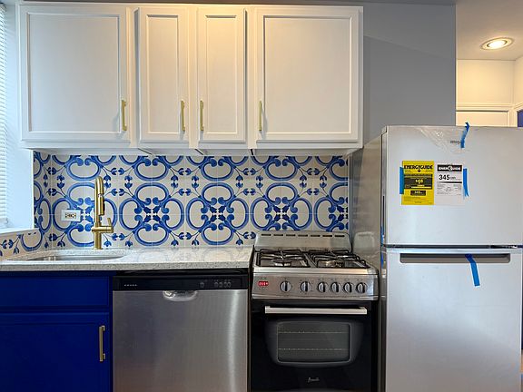 2nd image of 1555 N Milwaukee Ave #33