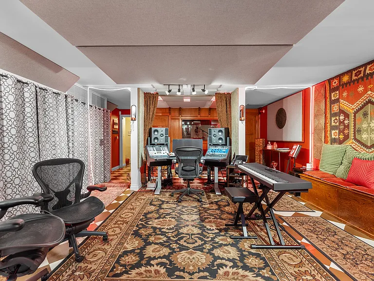 2856 Glendower Ave — Photo 35
