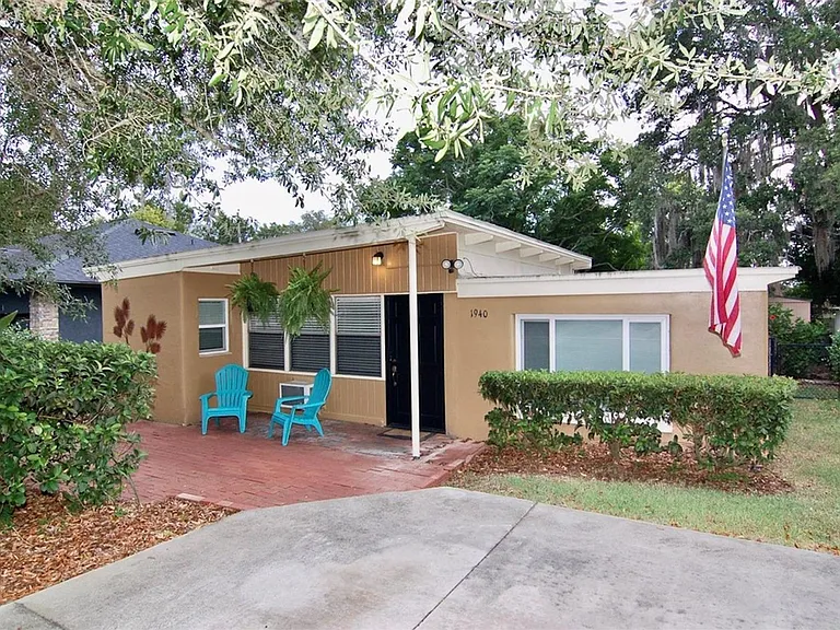 1940 Sunset Ln — Photo 1