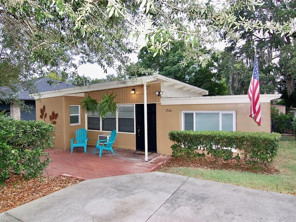 1940 Sunset Ln
