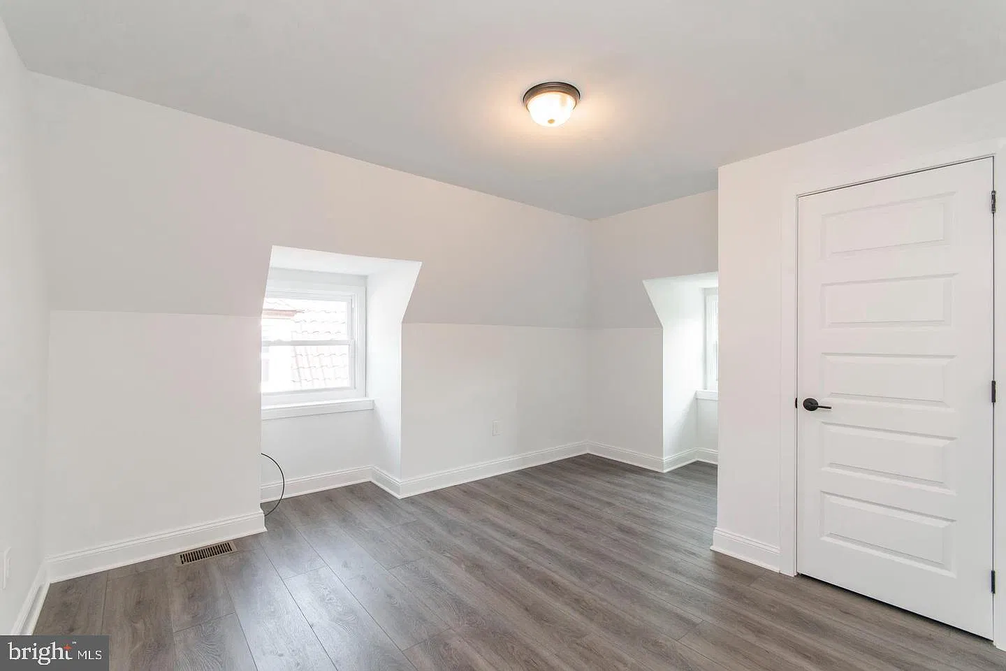 4 bed, 2.0 bath, 1800 sqft, $4,000 — Photo 2