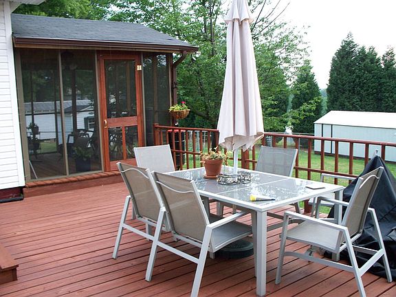 Deck & Screened room 