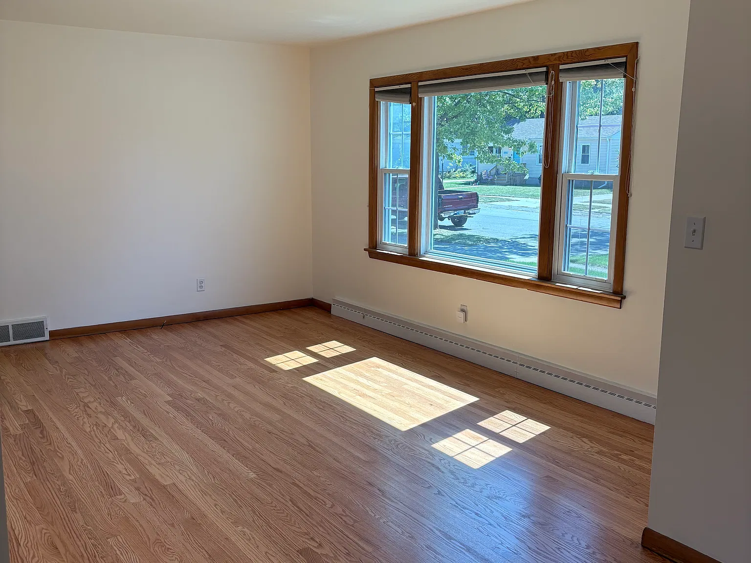 3 bed, 936 sqft, $2,300 — Photo 3