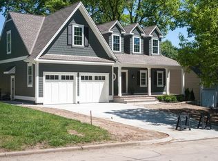 8015 Wenonga Rd, Leawood, KS 66206