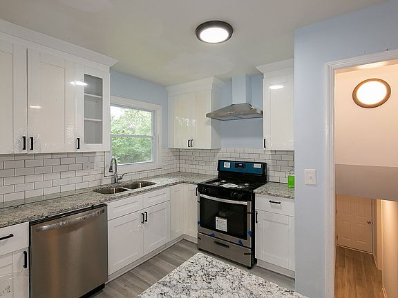 3rd image of 2690 Beechwood Ave
