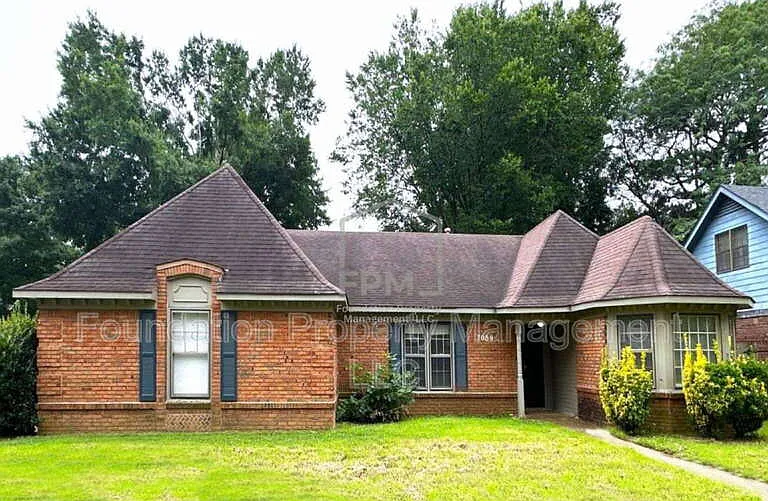 7089 Cobblestone Dr — Photo 1