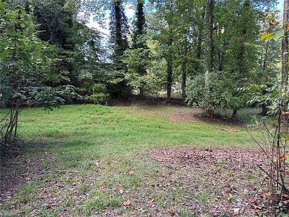 3rd image of 401 Dogwood Cir