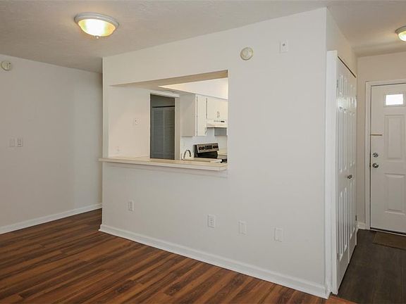 3rd image of 2121 Wood St #233