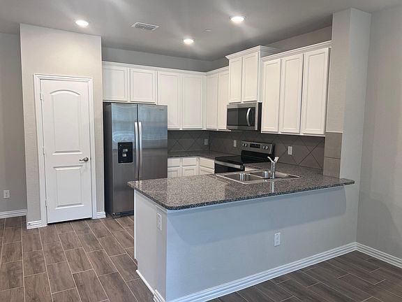 3rd image of 2904 Mare Dr