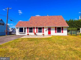 23 Hedge Rd, Levittown, PA 19056