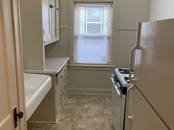 4th image of 3576 N Oakland Ave #2