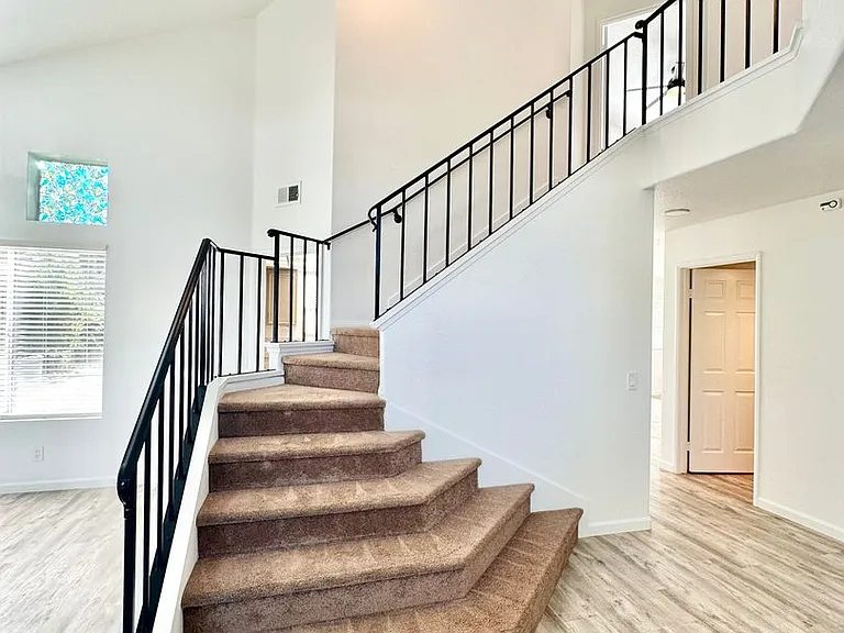 266 Royal Glen Dr — Photo 32