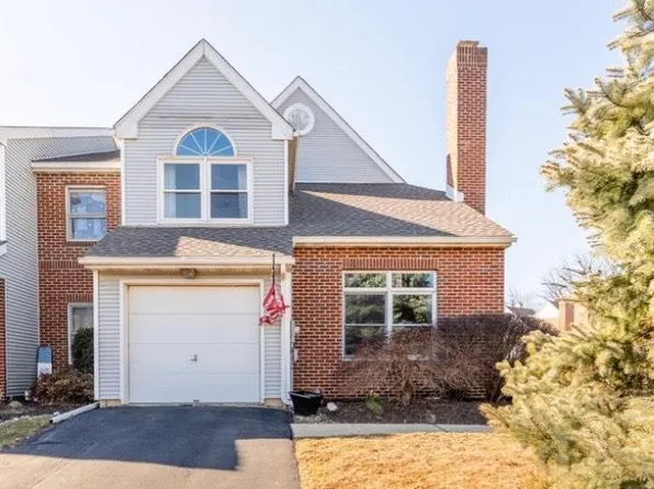 7784 Cross Creek Cir, Breinigsville, PA 18031