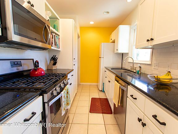 3rd image of 1520 Cornell Dr SE