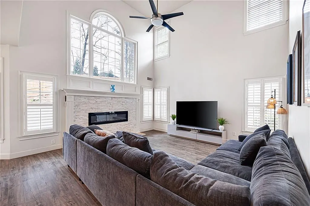 4 bed, 2.5 bath, 2649 sqft, $5,000 — Photo 2