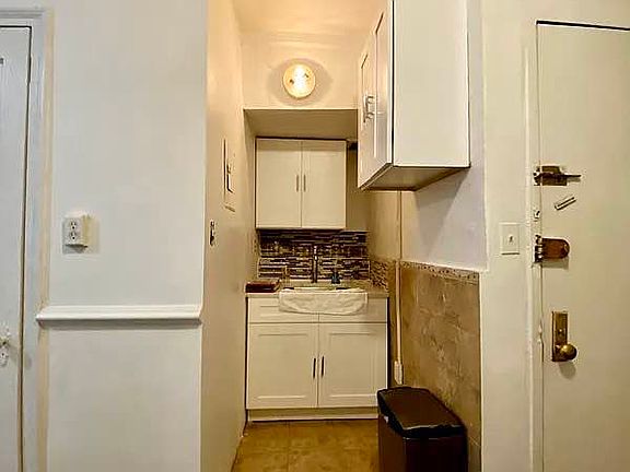 5th image of 142 W 46th St APT 4R